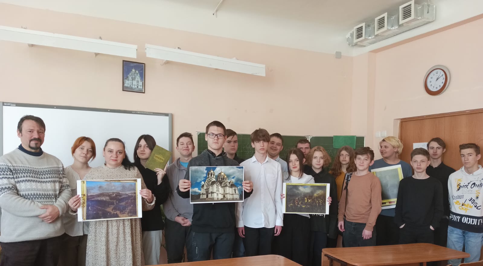 Ежегодно в г. Новочеркасске с середины января до 22 февраля по проекту «МУЗЕЙ-ШКОЛА» проводится месячник военно-патриотического воспитания молодого поколения.