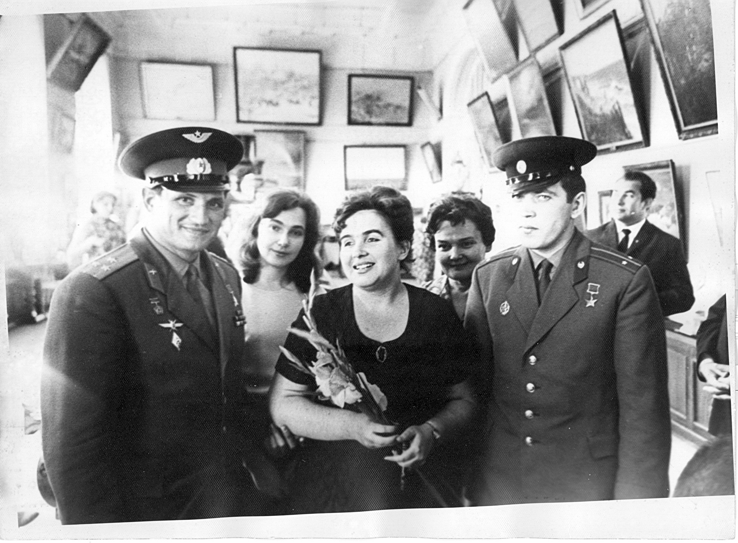 27 сентября исполняется 90 лет со дня рождения одного из старейших сотрудников нашего музея - Николаевой Эммы Александровны.