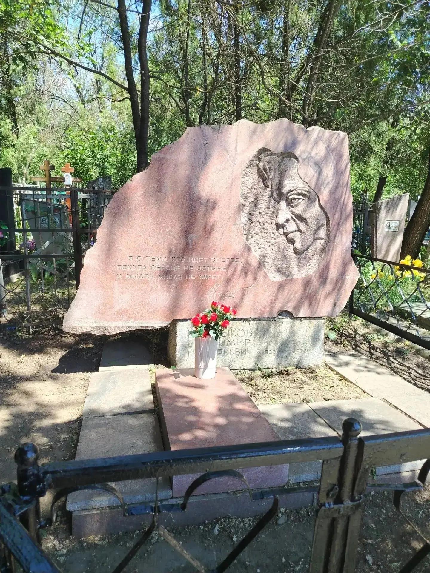 Сегодня исполняется 94 года со дня рождения  новочеркасского поэта Владимира Григорьевича Калмыкова.