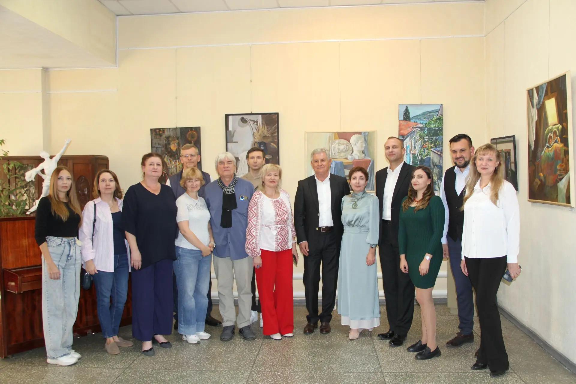 9 октября в торжественной обстановке Выставочном зале Дома- музея И.И. Крылова открылась ежегодная региональная выставка «Молодые художники Дона и Кубани». Это случилось уже в 15 раз.